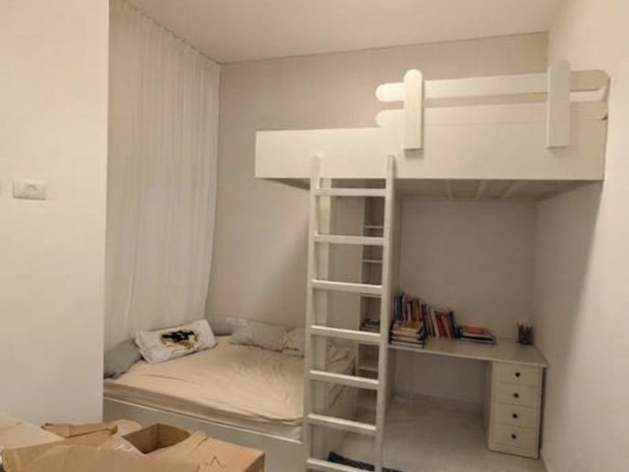 חדר משותף עם מיטת גלריה ושולחן כתיבה, הרצליה